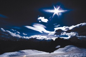 AMEN 70 - p 4 - sneeuw-bergen-zon 400...