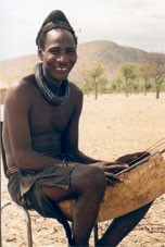 Himba man in Namibië speelt snaarinst...