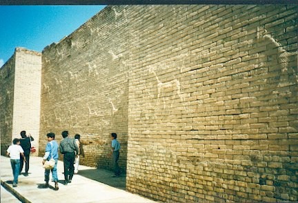 Babel - mensen lopen langs muur